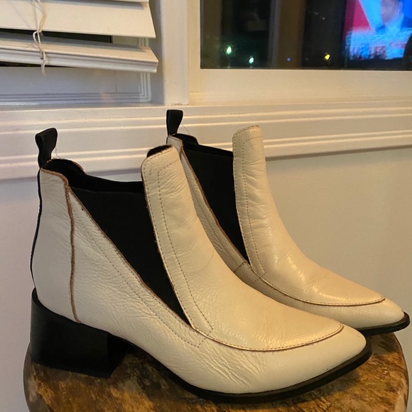White leather ankle boots - Picture 2 of 3